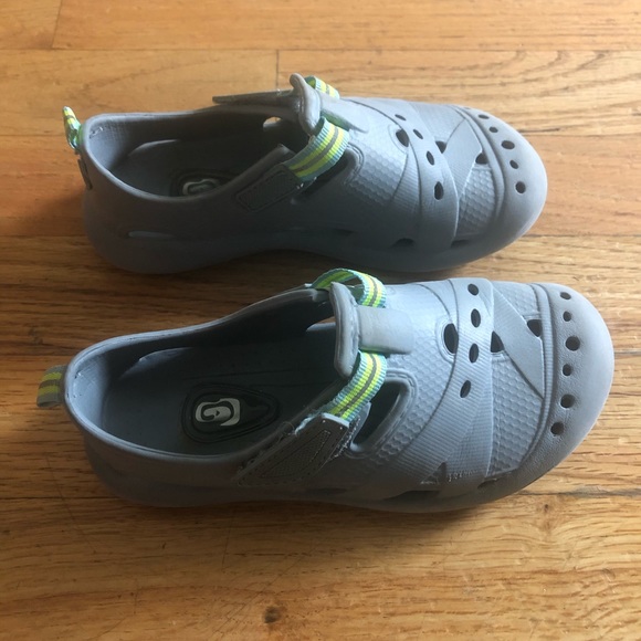 TWO pair of toddler boys size 10 shoes - Picture 4 of 5